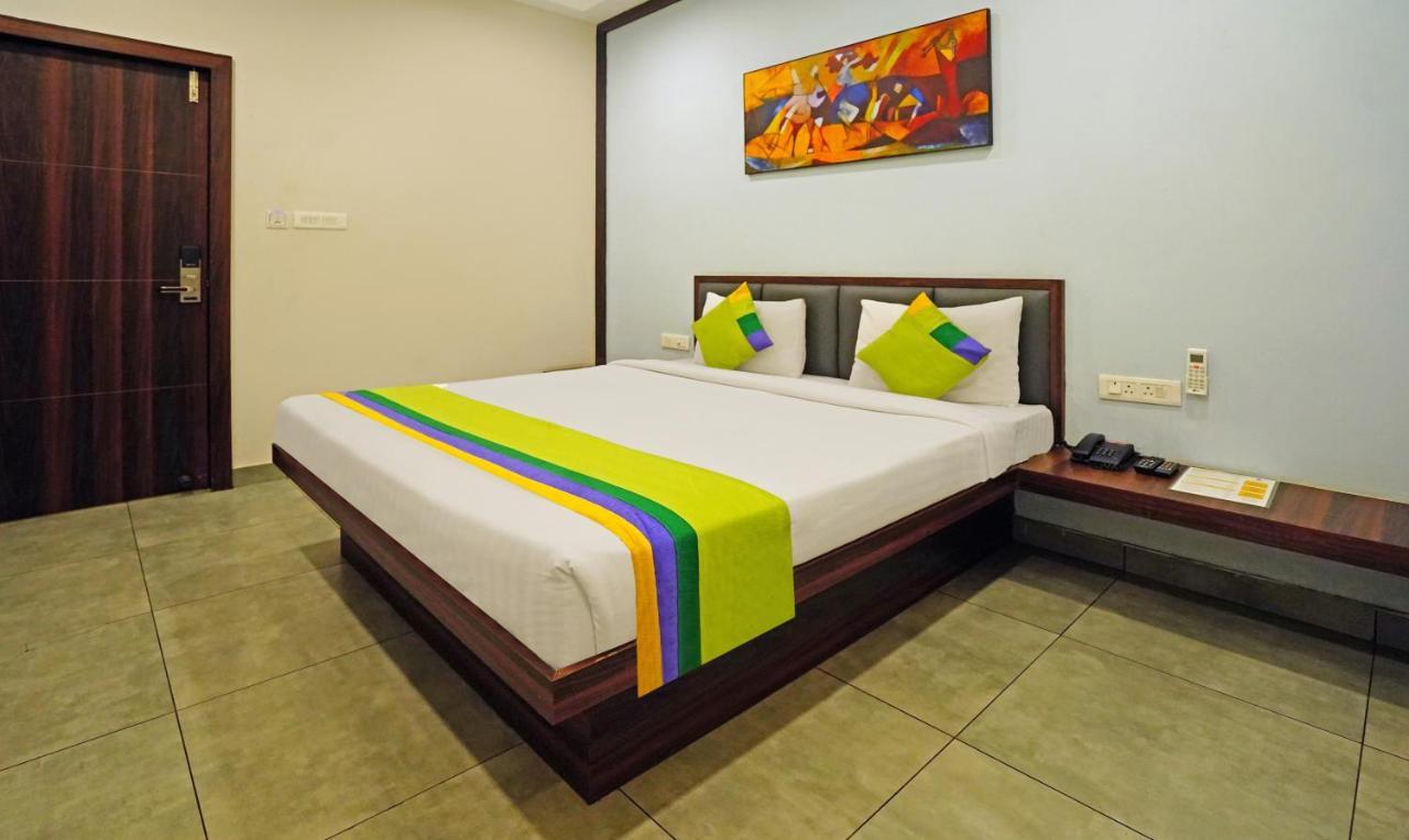 Treebo Lazystay Grand Patia บูบันเนสชวาร์ ภายนอก รูปภาพ