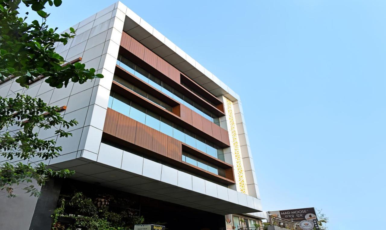 Treebo Lazystay Grand Patia บูบันเนสชวาร์ ภายนอก รูปภาพ