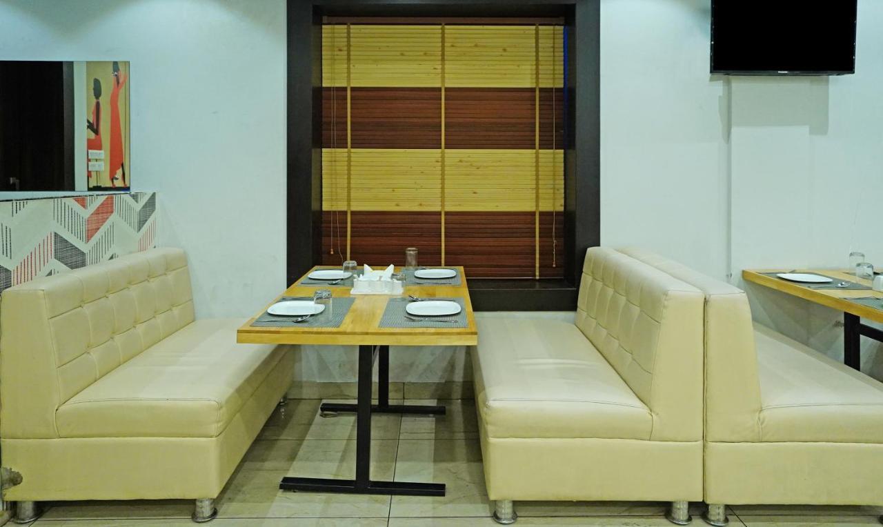 Treebo Lazystay Grand Patia บูบันเนสชวาร์ ภายนอก รูปภาพ